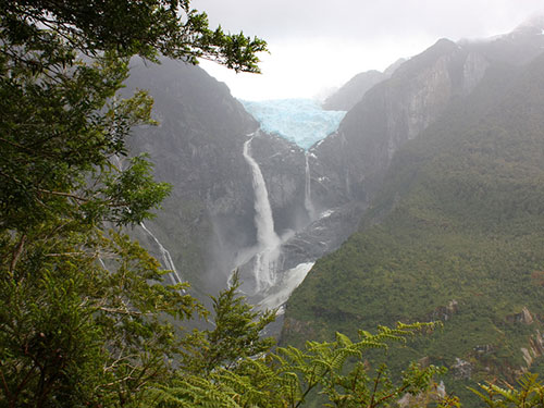 Водопад Висячего Ледника в Чили фото 1