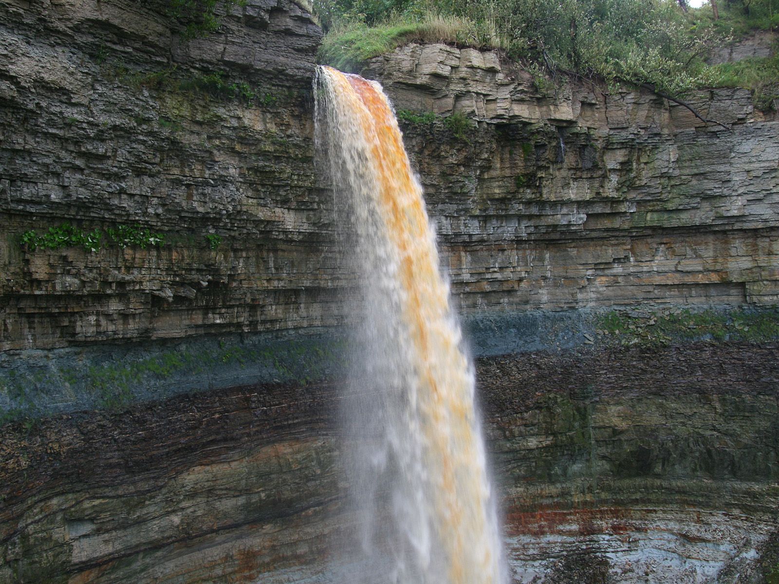 Поток водопада Валасте