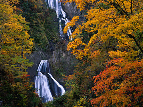 Водопад Хагоромо осенью