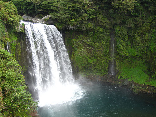 Поток водопада