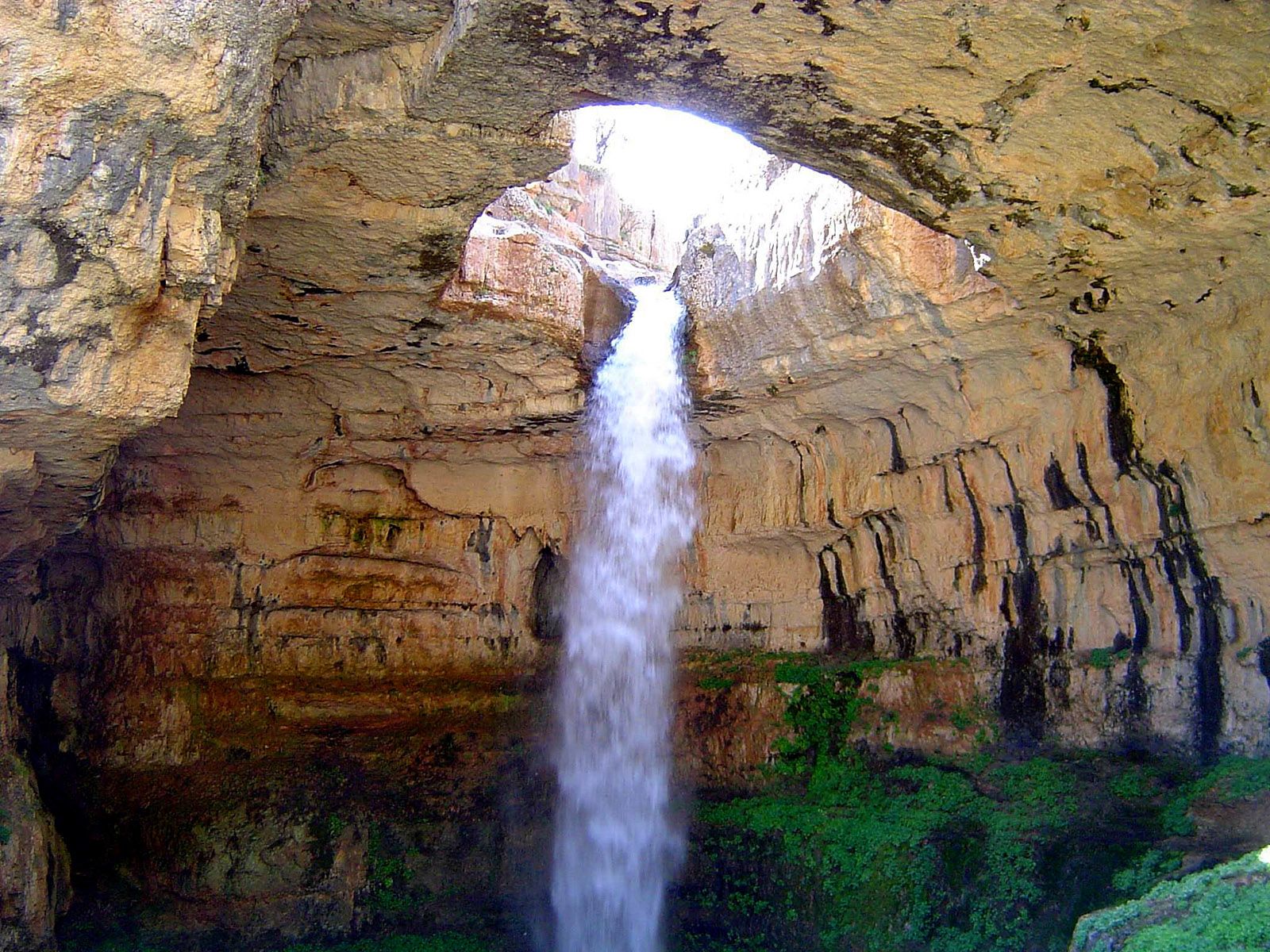 Вид на поток водопада Баатара из пещеры