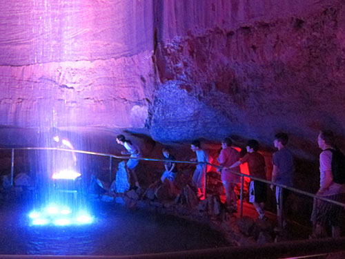 Водопад Руби с туристами
