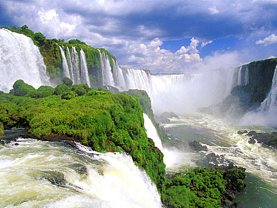 красочный водопад Игуасу