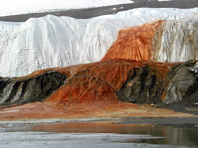 Кровавый водопад в Антарктике